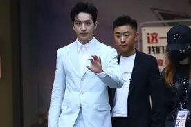 许魏洲“西装杀”演绎型男魅力 对粉丝挥手亲和nice图片