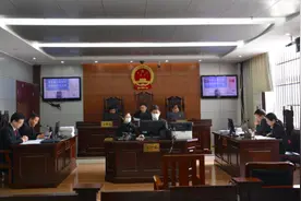 收受五粮液、茅台、中华烟，该市政法委副书记长期纵容黑社会图片