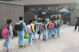 “座位在哪儿，同桌是谁……”浙江“小小学生”开学首日，家长老师操碎了心图片