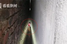 小女孩想外出玩耍 把自己深深卡进15厘米墙缝里图片