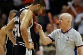 当年因为邓肯在替补席上大笑将他驱逐，十三年后光头裁判后悔了图片