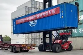 2万箱级别集装箱轮化身“邮政快递员”，上海开辟海上新邮路图片