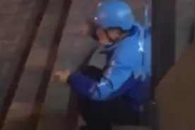 顾客给外卖小哥送生日蛋糕，小哥路边抹泪