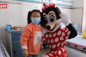 暖心！儿科护士病房内扮米老鼠逗患儿开心 帮孩子减轻恐惧视频封面