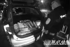 太危险！轿车后备厢里放了5个高压气罐图片