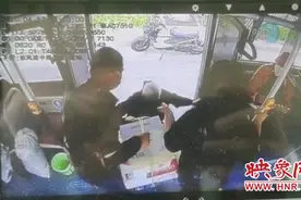暖心！遇老人乘车不便 郑州公交车长热心帮助图片