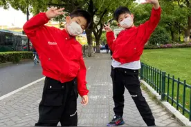 安吉小鱼儿穿同款红卫衣 胡可直呼“神兽又快大一岁了”图片