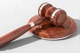 提醒！临时停车开车门导致他人受伤，赔偿！图片