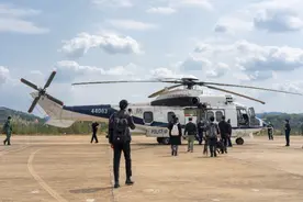 空中直击“五一”假期前广东出行路况！济广高速车辆缓行形成车龙图片