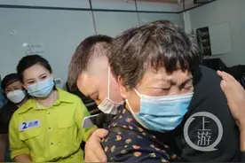 “错换人生28年”相认现场：生母拥儿泪满面，儿子张口喊妈妈图片