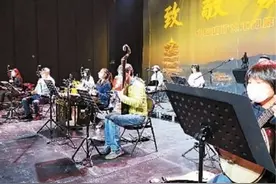 “五一”音乐会致敬抗疫英雄图片