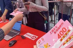 拼多多联手新世界城，1万张消费券30分钟抢购一空，商场半天迎客10万图片