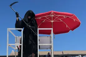 抗议重新开放过早，美国佛州一律师扮“死神”现身海滩望吓跑游人图片