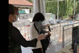 逛公园别忘提前预约，玉渊潭公园西2门一小时劝退17人图片