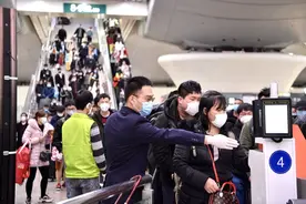 广铁昨日运客86万，广州南站重开售票处检票口图片