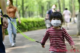五一休假，市民到公园遛娃图片