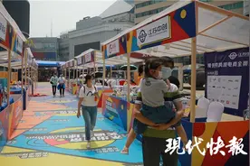 南京商圈允许外摆摊位，消费者：价格便宜，购物方便图片