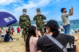深圳小梅沙迎客流小高峰，武警官兵加强巡防保平安图片