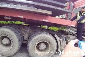 吓人！货车超载500%以上，把地磅都压爆表了图片