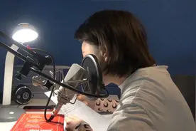 普通劳动者的大数据丨电视主持人美琪：每天配音2小时 为声音效果戒掉最爱的火锅图片