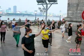 活力四射！武汉市民跳起广场舞图片