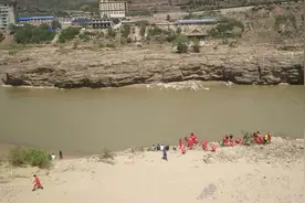 一家四口坠黄河近4天仍未找到，声呐探测仪搜索，潜水员将出动图片