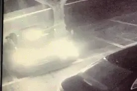 太惊险！大伯从网约车轮下捡回一命，当时司机竟回头在跟乘客聊天图片