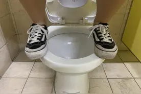 踩在坐式马桶上“下秒突爆”　他脚踝被割断“只剩一层皮黏着”图片