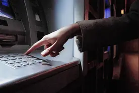 “银行卡取款前，先按取消键两次可以避免密码被盗？”老谣言了图片