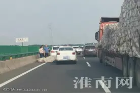 天空飘来编织布 高速路上引横祸图片