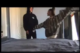 跟比伯合作的新歌发布MV，A妹顺便还公布了新恋情图片