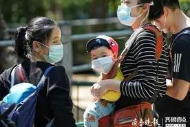 戴口罩的小朋友，掩饰不住的可爱模样图片