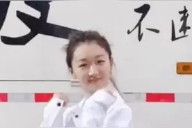 新晋舞王上线！周冬雨跳广场舞变表情包呆萌可爱图片