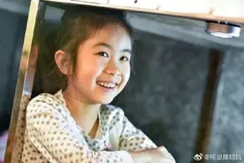 案板下学习的7岁女孩妈妈发声：有点愧疚！网友暖心回复图片
