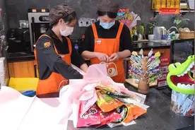 母亲节，来伊份开花店了？还免费送花束图片