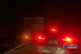 东线高速定安往海口方向龙泉路段4车连撞 堵车长达1公里（图）图片