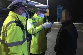 酒后驾车遇交警表演花式吹气！烟台男子被罚款一千，记12分图片
