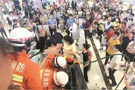 泉州永春桃城：女婴掉下婴儿车 手臂卷进电扶梯图片