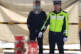 大客车上暗藏走私烟，高速检查站截下图片