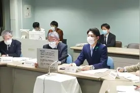 为家乡带货有多拼？日本最年轻知事直播“牛奶挑战”图片