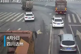 30秒 | 男子驾驶摩托车在红绿灯前穿插加塞 被后方重型货车撞倒并碾压图片