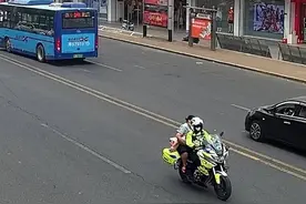 铁骑来了③小孩脚卡单车轮受伤，铁骑队员护送就医图片