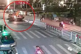 事发玉林街头，挖掘机行驶至火车站路段时突然失控撞上护栏，有人受伤图片