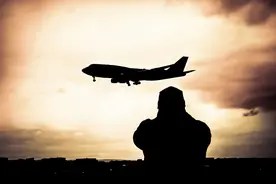 美国男子为见女友在德国机场假扮清洁工，却因不会德语被遣返回国图片