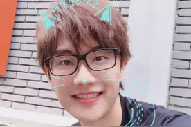 今天34岁的许嵩混成什么样子了？图片