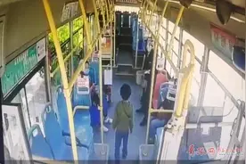 青岛6岁男孩独自乘公交，幸亏乘务员多问了一句……图片