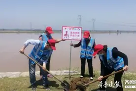 东明志愿者设立“防溺水”警示牌，筑牢安全“防护墙”图片