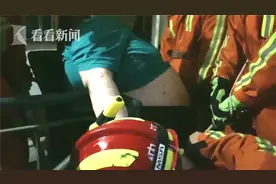 400斤男子呼吸困难要就医 12名消防员八抬大轿抬他下楼……图片