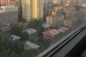 突发！西安一小区疑似发生天然气闪爆后起火 正在救援中图片