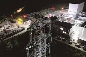 无人机夜跨京沪高铁架线 徐州电网基建发力图片